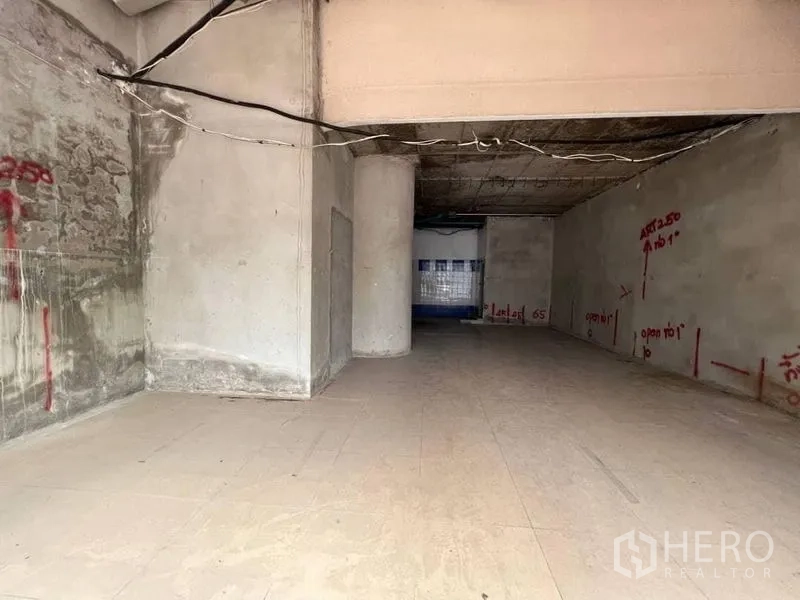 พื้นที่ขายปลีก ให้เช่า - ภายในร้านสภาพพร้อมตกแต่ง เลย์เอาต์โล่ง เพดานสูง มีคอลัมน์กลางและสายไฟเดินลอย