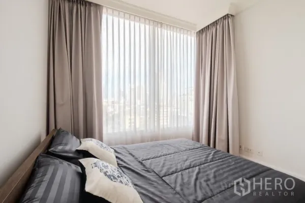 公寓 出售 - 明亮卧室，通高窗帘，远眺城市景观