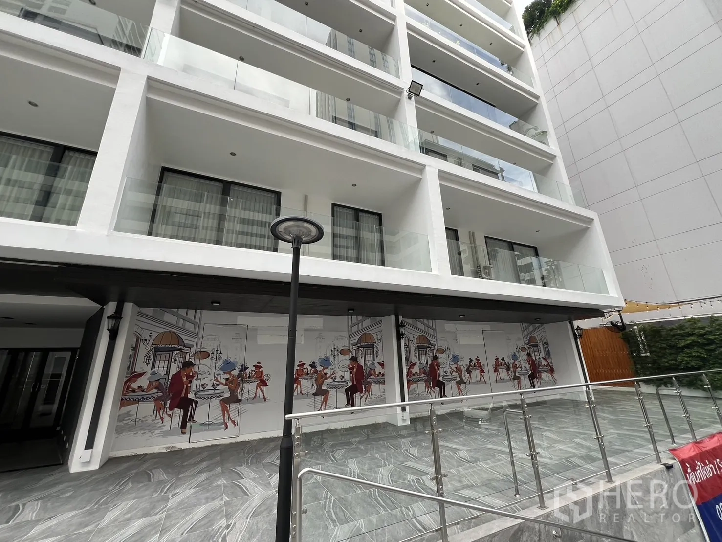 พื้นที่ขายปลีก ให้เช่า - อาคารสมัยใหม่มีระเบียง เหนือเทอเรสหน้าร้านและภาพวาดตกแต่งผนัง