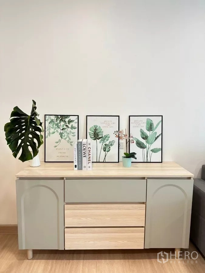 ทาวน์เฮาส์ ให้เช่าในBang Phli, Samut Prakan - ตู้ไซด์บอร์ดตกแต่งด้วยกรอบภาพลายใบไม้และของประดับ