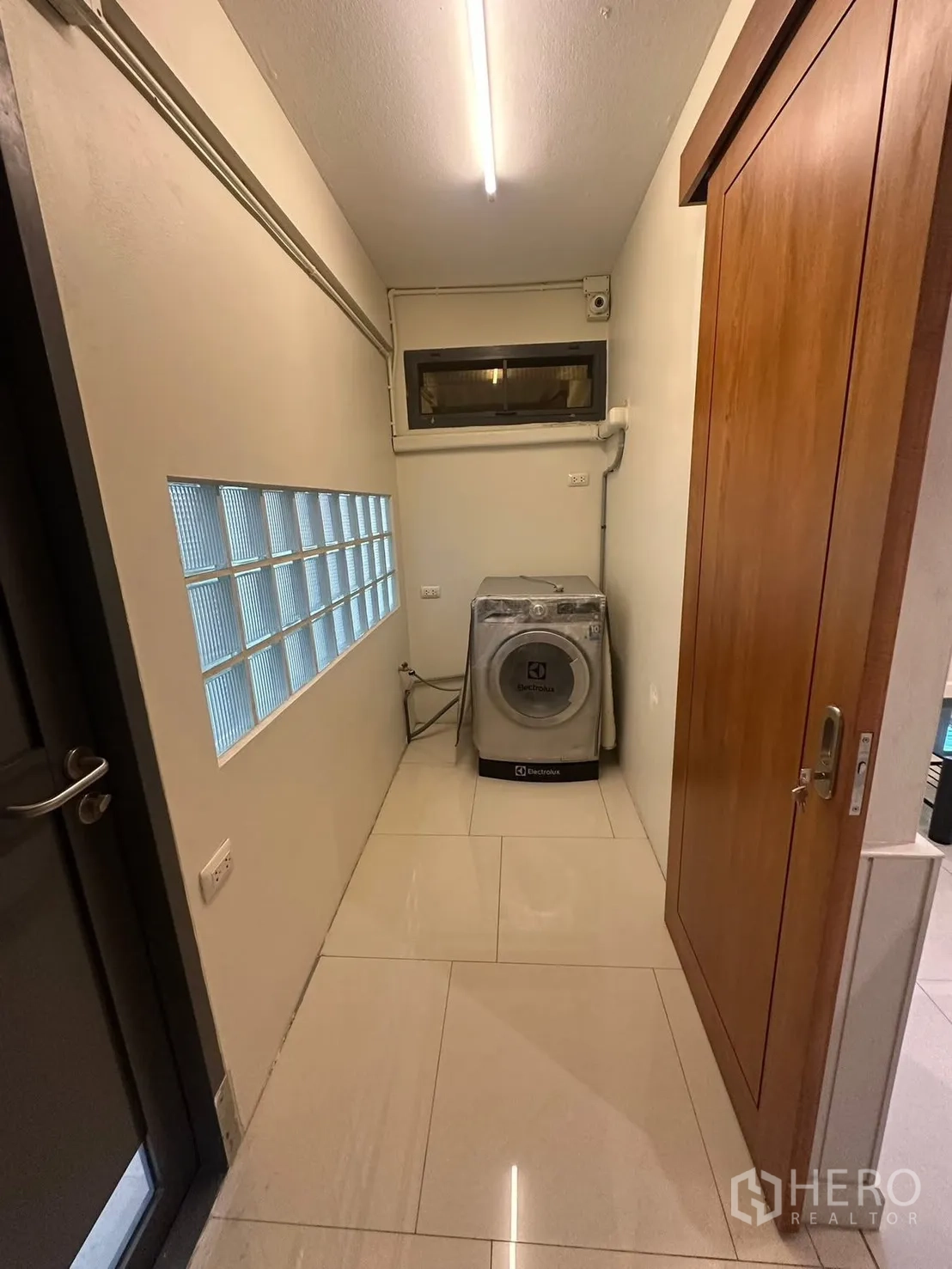 บ้าน for rent in Watthana, Bangkok - โถงซักล้างขนาดกะทัดรัด พร้อมเครื่องซักผ้า ช่องแสงบล็อกแก้ว และไฟสว่าง