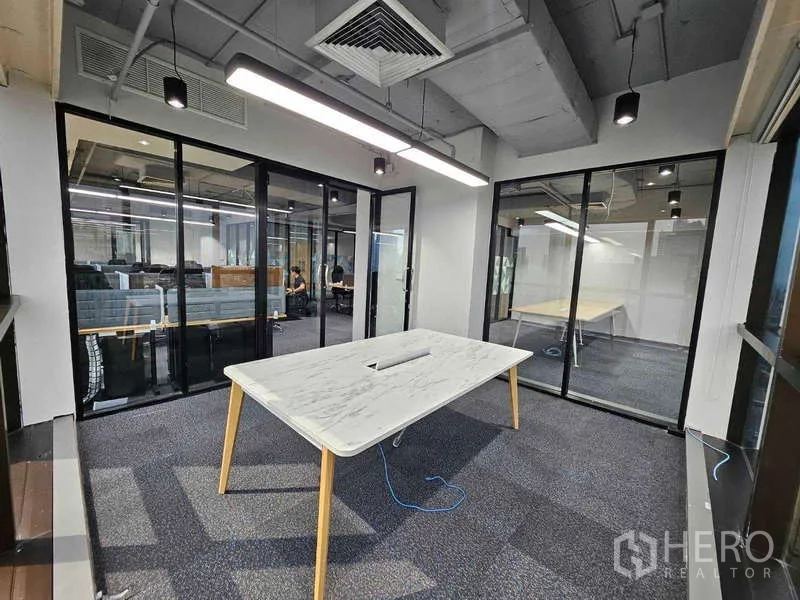 สำนักงาน ให้เช่าในRatchathewi, Bangkok - ห้องประชุมสว่าง โต๊ะหินอ่อน ผนังกระจกโดยรอบ