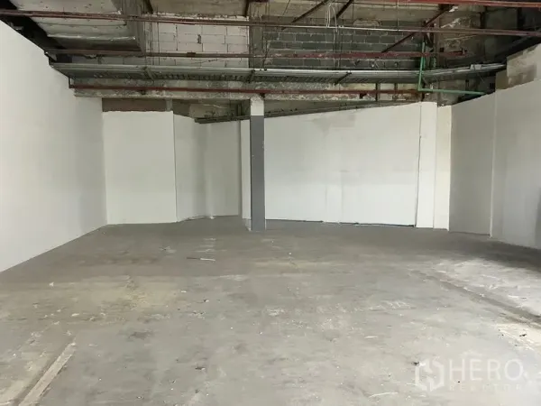 零售空间 出租在Khlong Toei, Bangkok - 宽阔毛坯商铺，白墙与立柱齐备，适合租户自行装修。