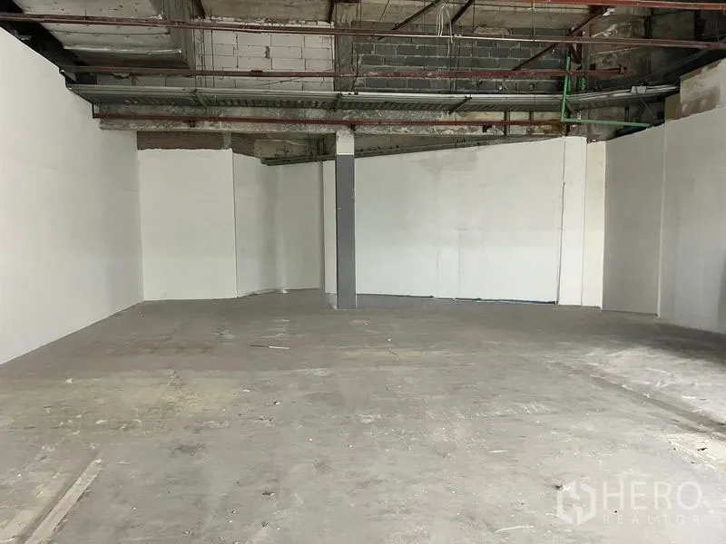 零售空间 出租在Khlong Toei, Bangkok - 宽阔毛坯商铺，白墙与立柱齐备，适合租户自行装修。