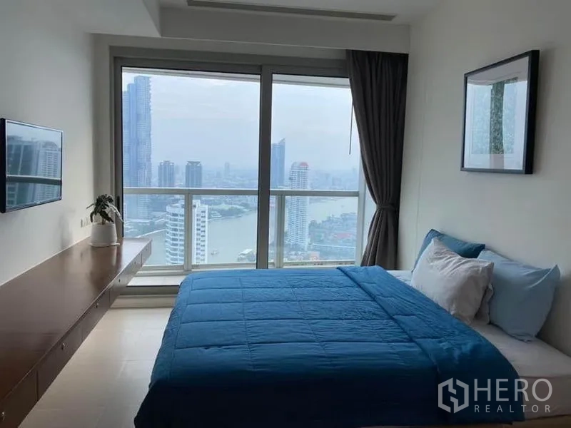 คอนโด ให้เช่าในKhlong San, Bangkok - มุมห้องนอนพร้อมทีวีติดผนัง ชั้นลอย และวิวเมืองพาโนรามา