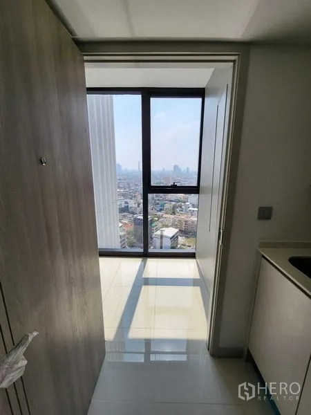 คอนโด ขายในSathon, Bangkok - โถงทางเข้าเปิดสู่หน้าต่างกระจกสูง มองเห็นวิวเมืองกว้าง