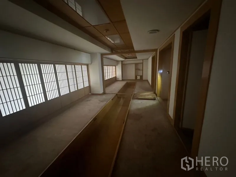 零售空间 出租在Bang Rak, Bangkok - 长形房间，障子窗与中央下沉平台