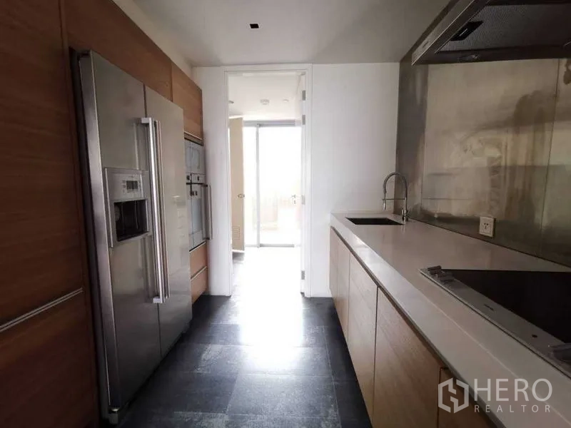 公寓 出租在Yan Nawa, Bangkok - 一字型厨房，嵌入式家电与不锈钢挡板，收纳充足。