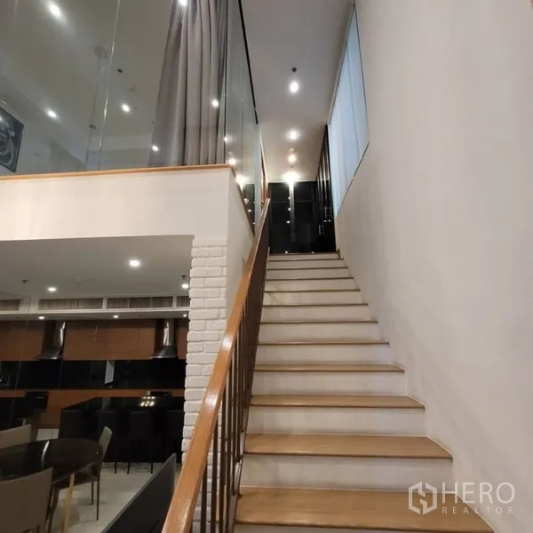 คอนโด ให้เช่าในKhlong Toei, Bangkok - บันไดไม้ราวกระจก ขึ้นสู่ชั้นลอย