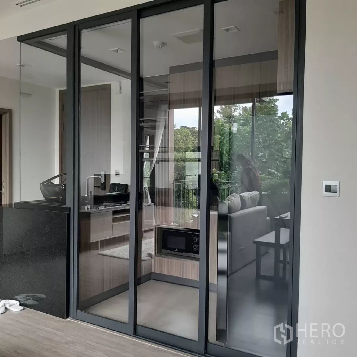 คอนโด ให้เช่าในWatthana, Bangkok - ผนังกระจกบานเลื่อนกั้นครัวกับห้องนั่งเล่น สะท้อนวิวสีเขียวภายนอก
