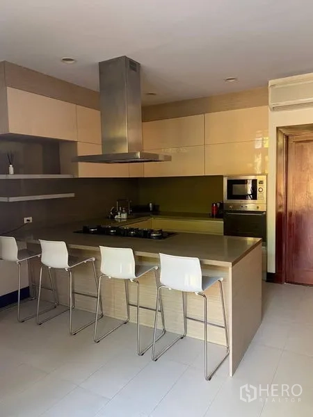 บ้าน ให้เช่าในSuan Luang, Bangkok - ครัวบิวท์อินสมัยใหม่พร้อมไอแลนด์ เตาแก๊ส ฮูดดูดควัน และเก้าอี้บาร์