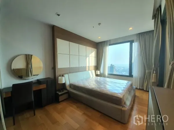 คอนโด ให้เช่าหรือขายในKhlong Toei, Bangkok - ห้องนอนใหญ่พร้อมหน้าต่างบานใหญ่ หัวเตียงบุนุ่ม และวิวสกายไลน์