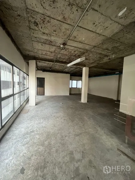 พื้นที่ขายปลีก ให้เช่าในWatthana, Bangkok - พื้นที่ค้าปลีกสภาพเปล่า แปลนโล่ง หน้าต่างบานยาว รับแสงธรรมชาติ ย่านอโศก กรุงเทพฯ