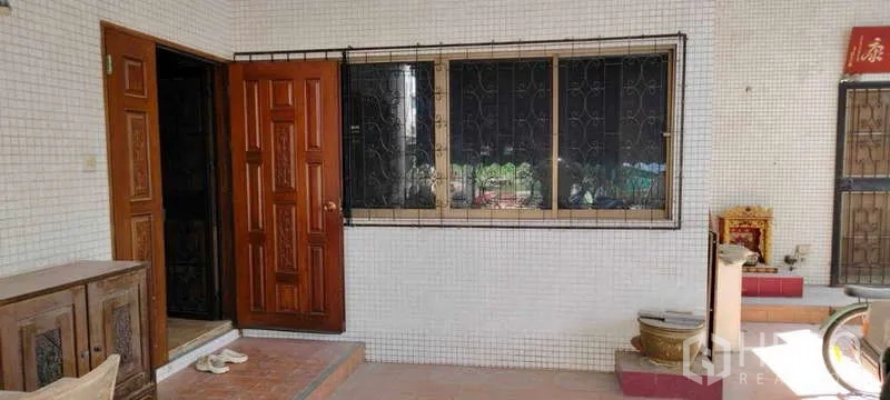 บ้าน ขายในPhra Khanong, Bangkok - เฉลียงหน้าบ้าน ประตูไม้ทึบและเหล็กดัดหน้าต่าง