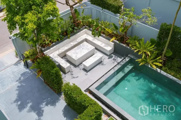 บ้าน ให้เช่าหรือขายในSaphan Sung, Bangkok - มุมสูงของสระว่ายน้ำส่วนตัวและมุมนั่งแบบซันเคน ล้อมด้วยสวนเขียว