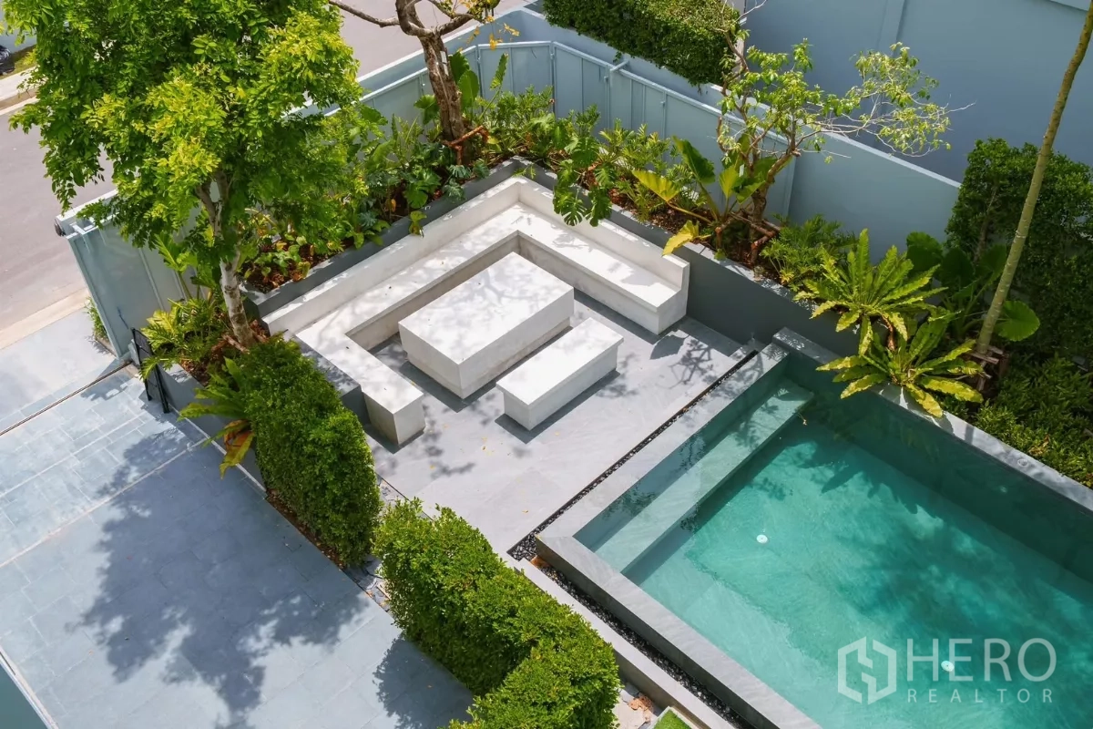 บ้าน ให้เช่าหรือขายในSaphan Sung, Bangkok - มุมสูงของสระว่ายน้ำส่วนตัวและมุมนั่งแบบซันเคน ล้อมด้วยสวนเขียว