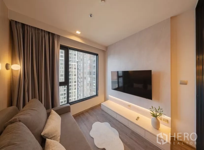 คอนโด ให้เช่าในChatuchak, Bangkok - ห้องนั่งเล่นหน้าต่างบานใหญ่ ทีวีติดผนัง และวิวเมือง