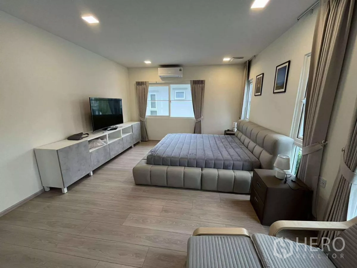 Detached House for rent in Bang Phli, Samut Prakan - Spacious master bedroom with king bed, TV cabinet, and multiple windows.