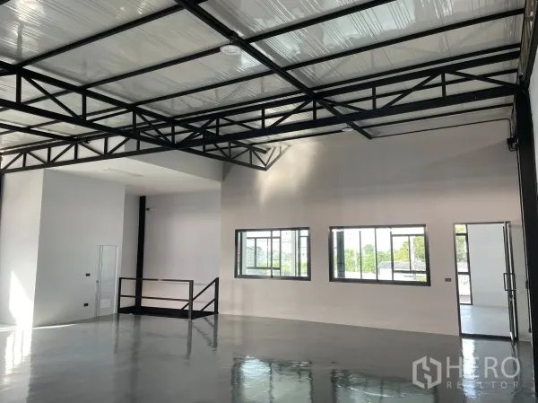 Warehouse for rent in Phra Samut Chedi, Samut Prakan - Polished mezzanine level with skylight panels and multiple windows.