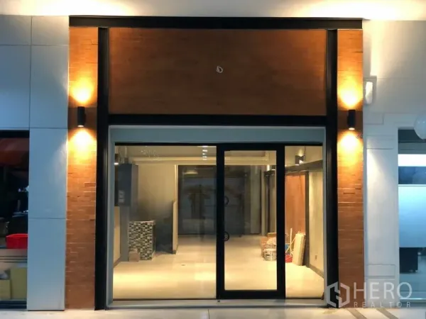 พื้นที่ขายปลีก ให้เช่าในWatthana, Bangkok - ด้านหน้าร้านกระจกเต็มสูง ไฟวอร์มไวท์ และมองเห็นพื้นที่ภายในโล่ง