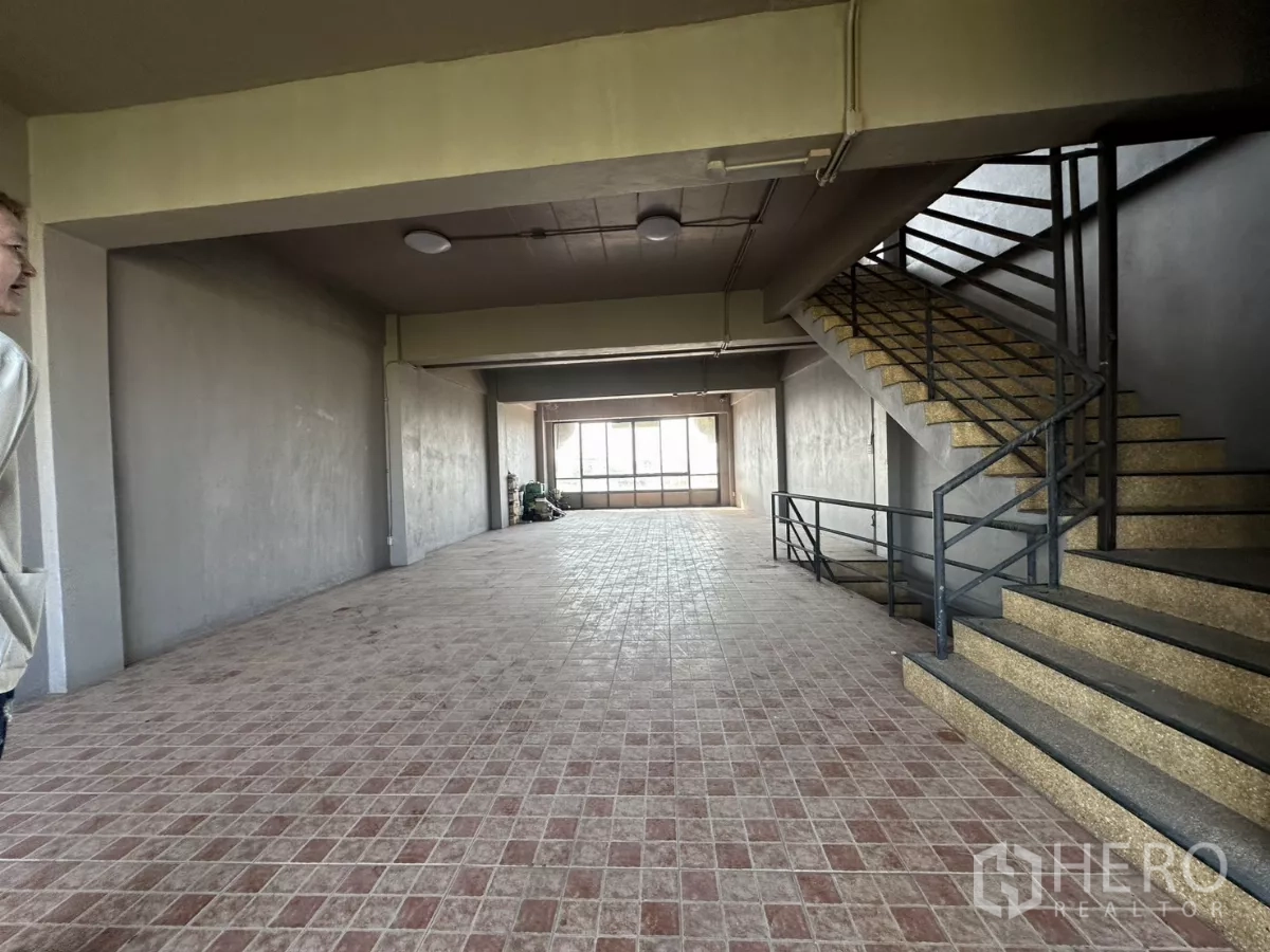 店屋 出租在Bang Na, Bangkok - 宽阔室内楼面，带楼梯与临街窗面，布局灵活。