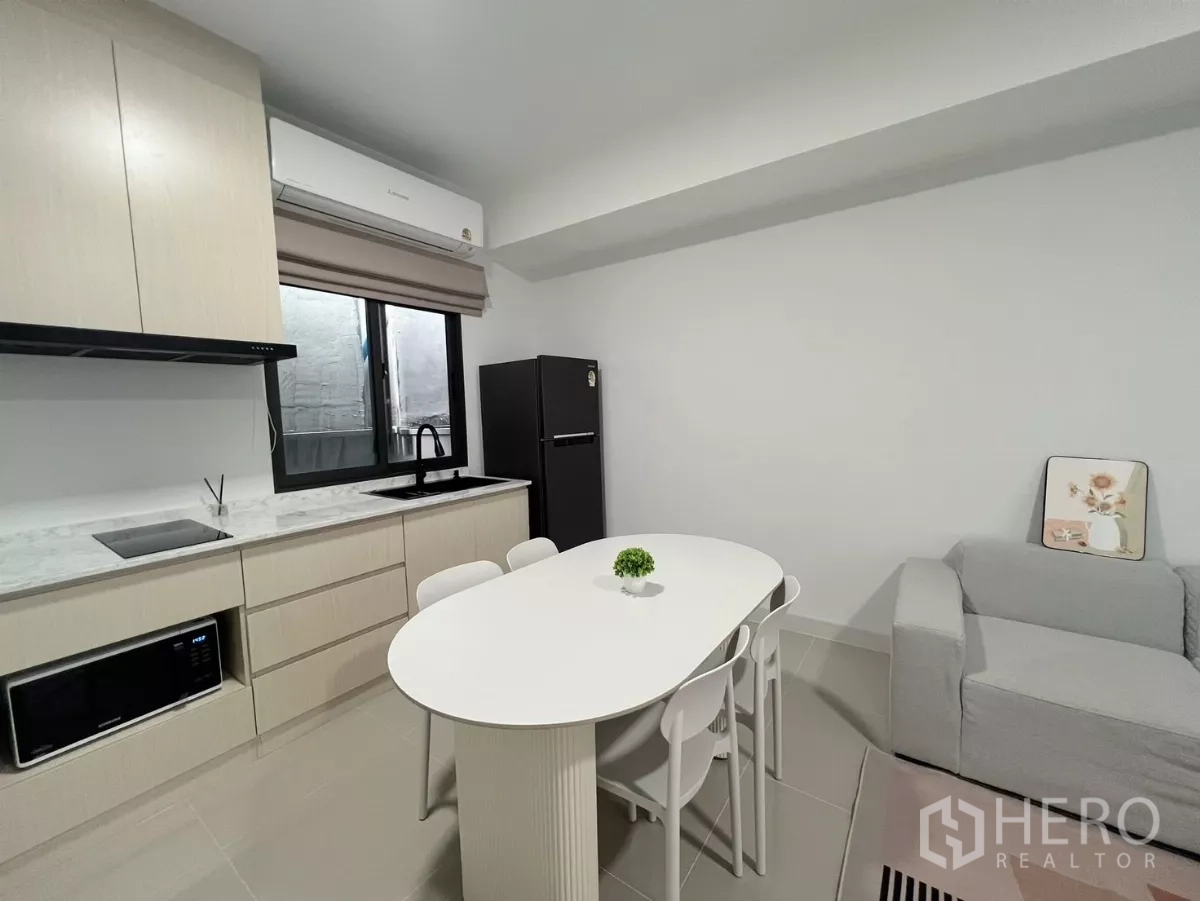 ทาวน์เฮาส์ ให้เช่าในBang Phli, Samut Prakan - พื้นที่ครัวทานข้าวพร้อมตู้เย็น โซฟา และหน้าต่าง