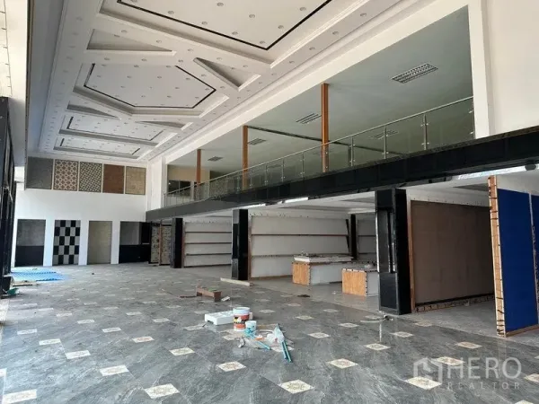 คลังสินค้า ให้เช่าในLam Luk Ka, Pathum Thani - โชว์รูมกว้างขวางมีชั้นลอย ผนังโชว์สินค้า และพื้นที่เปิดโล่ง