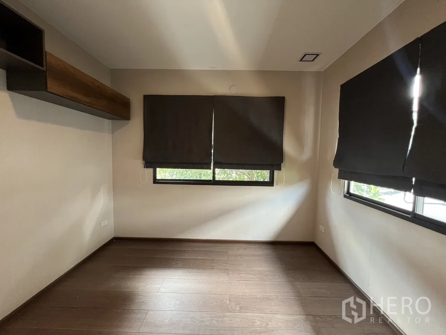 Detached House for rent in Bang Phli, Samut Prakan - Third bedroom unfurnished with twin windows and dark blinds.