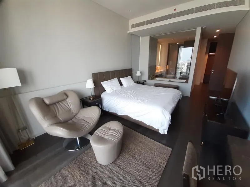 คอนโด ให้เช่าในWatthana, Bangkok - มุมกว้างของห้องมาสเตอร์ เห็นเตียง มุมนั่งเล่น และห้องน้ำในตัว