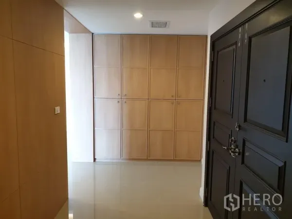 คอนโด ให้เช่าในWatthana, Bangkok - โถงทางเข้าพร้อมประตูบานคู่สีดำและตู้บิลต์อินไม้ พื้นกระเบื้องเงา