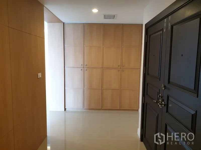 คอนโด ให้เช่าในWatthana, Bangkok - โถงทางเข้าพร้อมประตูบานคู่สีดำและตู้บิลต์อินไม้ พื้นกระเบื้องเงา