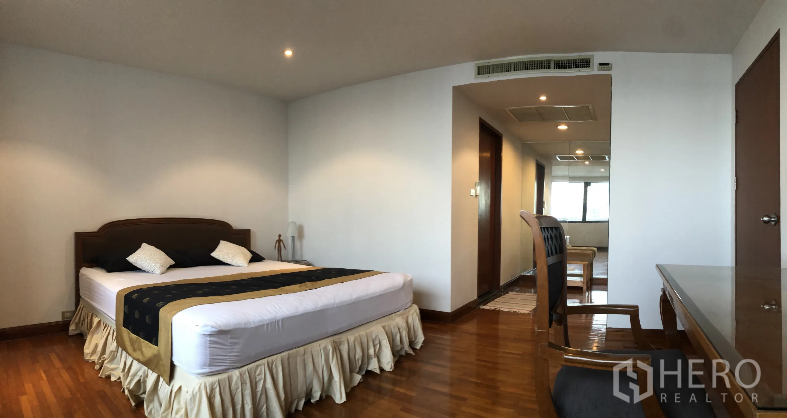 คอนโด ให้เช่าในKhlong Toei, Bangkok - อีกมุมห้องนอน แสดงเตียง โต๊ะทำงาน และโถงทางเดินไปห้องน้ำ พื้นไม้