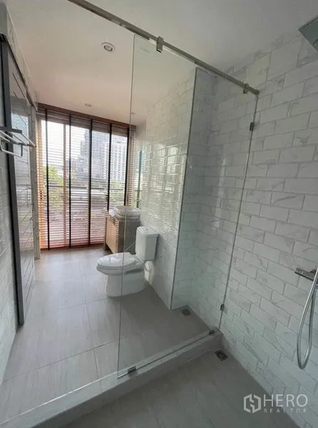 คอนโด ให้เช่าในKhlong Toei, Bangkok - ห้องน้ำพร้อมตู้ shower กระจกใส ผนังกระเบื้องซับเวย์ สุขภัณฑ์ และหน้าต่างรับแสงธรรมชาติ