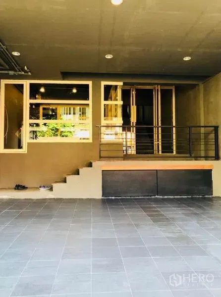 สำนักงานที่บ้าน ให้เช่าในHuai Khwang, Bangkok - ที่จอดรถในร่มและทางเข้า ปูพื้นกระเบื้องพร้อมชานยกระดับ.