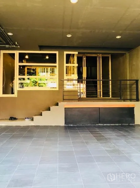 สำนักงานที่บ้าน ให้เช่าในHuai Khwang, Bangkok - ที่จอดรถในร่มและทางเข้า ปูพื้นกระเบื้องพร้อมชานยกระดับ.