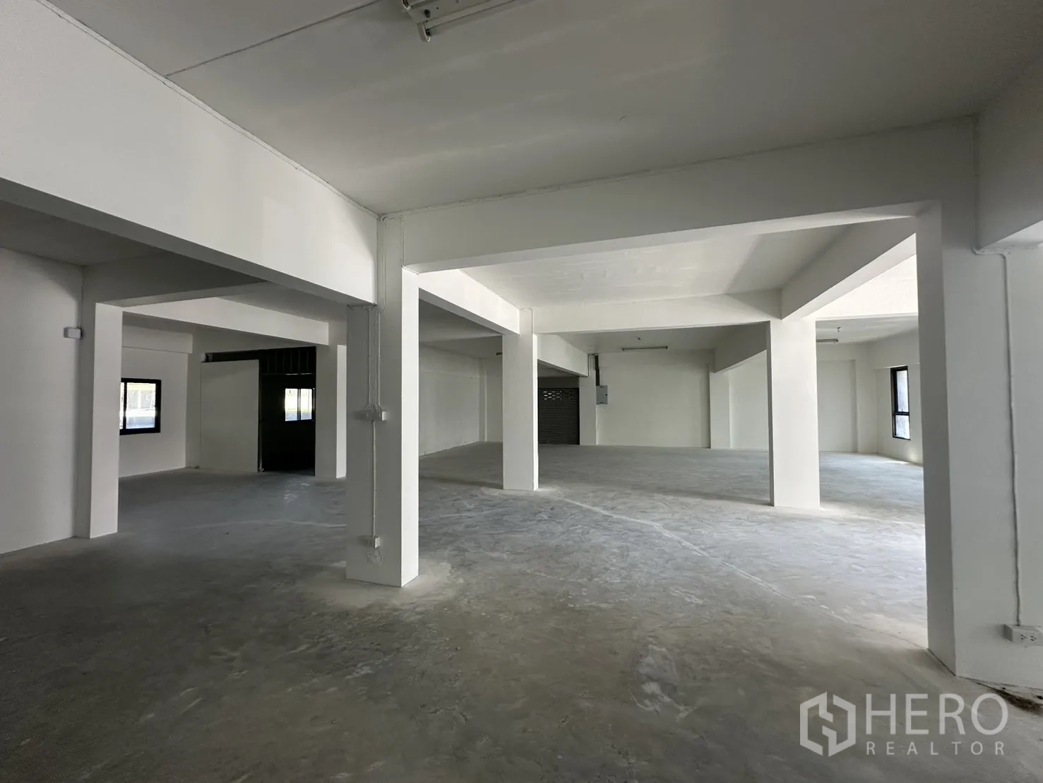 คลังสินค้า ให้เช่าในBang Phli, Samut Prakan - โซนเก็บของชั้นล่าง พร้อมประตูม้วนเข้าออกสะดวก