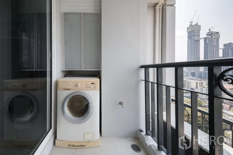 คอนโด ให้เช่าหรือขายในWatthana, Bangkok - ระเบียงส่วนตัวพร้อมเครื่องซักผ้าและวิวตึกสูงย่านทองหล่อ