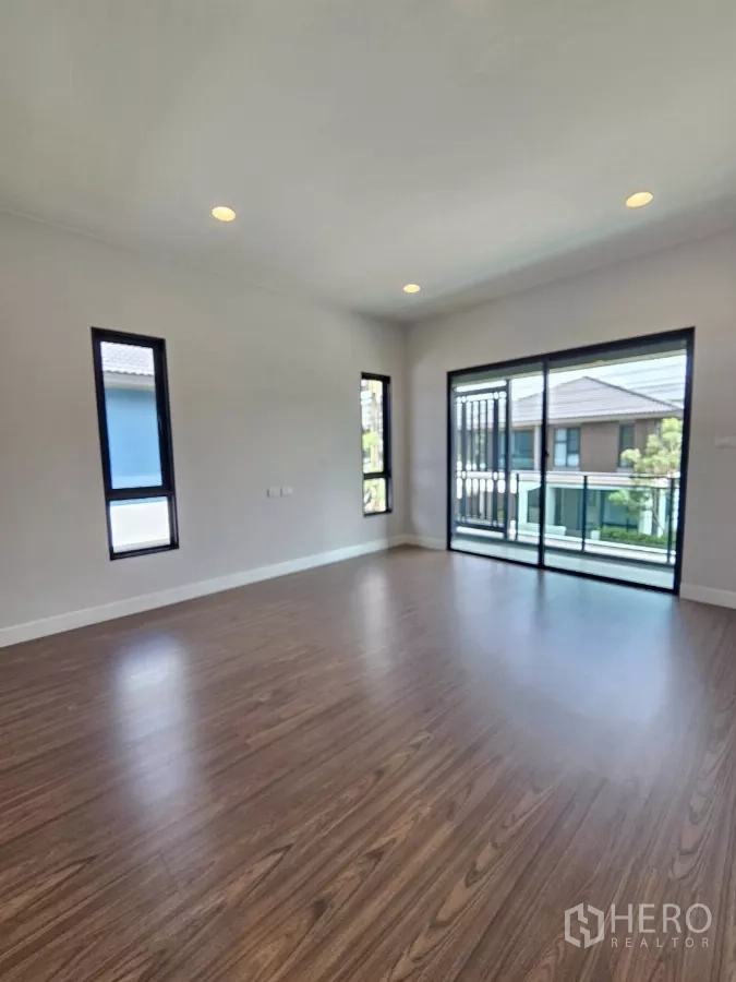 บ้าน ขายในLam Luk Ka, Pathum Thani - ห้องนอนใหญ่เชื่อมระเบียงและหน้าต่างสูงจรดเพดาน