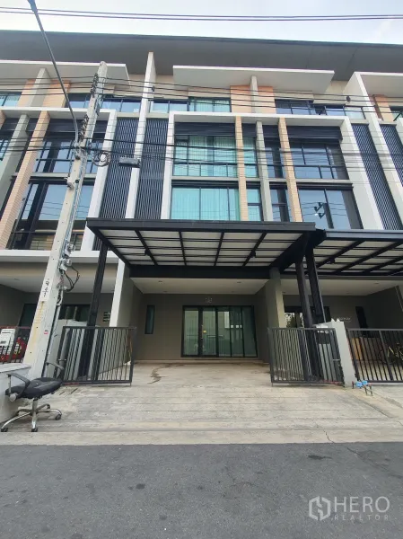 带办公室的家 出租在Lat Phrao, Bangkok - 拉抛区现代多层Home Office外立面，带有顶棚车位与高窗。