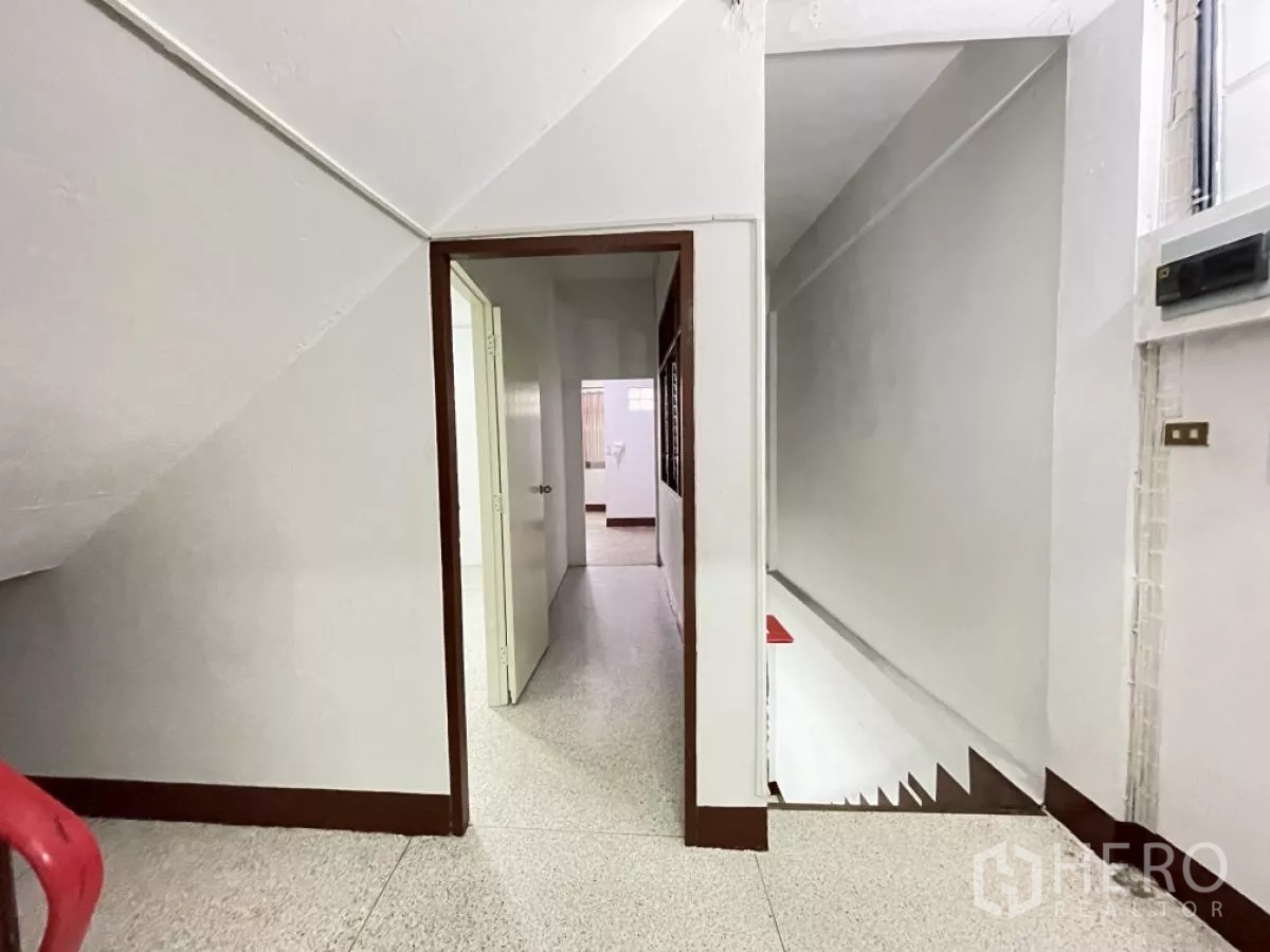 带办公室的家 出租在Din Daeng, Bangkok - 楼梯旁的楼层平台与走廊，通往更多房间。