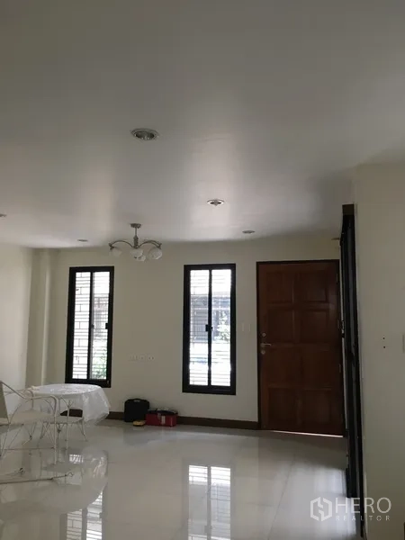 สำนักงานที่บ้าน ให้เช่าในBang Rak, Bangkok - โถงชั้นล่างสว่างพื้นแกรนิตโต้ มีกระจกสูงสองบานและประตูไม้