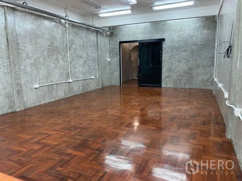 สำนักงานที่บ้าน ให้เช่าในBang Rak, Bangkok - ห้องกว้างพื้นปาร์เกต์เงา ประตูเชื่อมโถงทางเดิน