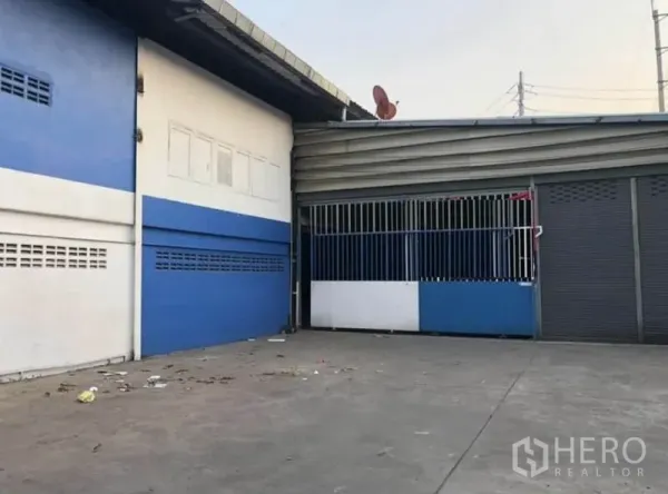 货栈 出租在Bang Phli, Samut Prakan - 仓库入口的装卸区，金属大门与多组卷闸门。