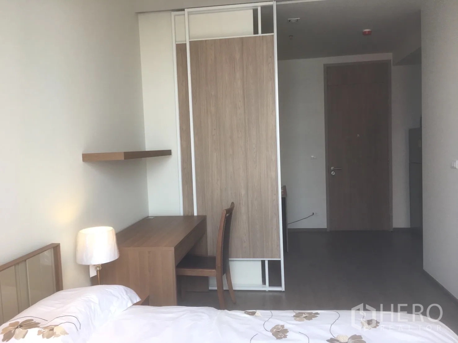 公寓 出租或出售在Khlong Toei, Bangkok - 卧室工作区，木质书桌、置物层板与推拉衣柜门