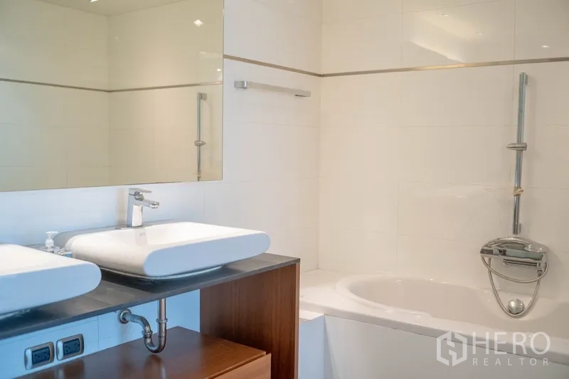 คอนโด ให้เช่าในPhaya Thai, Bangkok - ห้องน้ำปูกระเบื้องสีขาว อ่างล้างหน้าคู่ กระจกบานใหญ่ และอ่างอาบน้ำพร้อมฝักบัว
