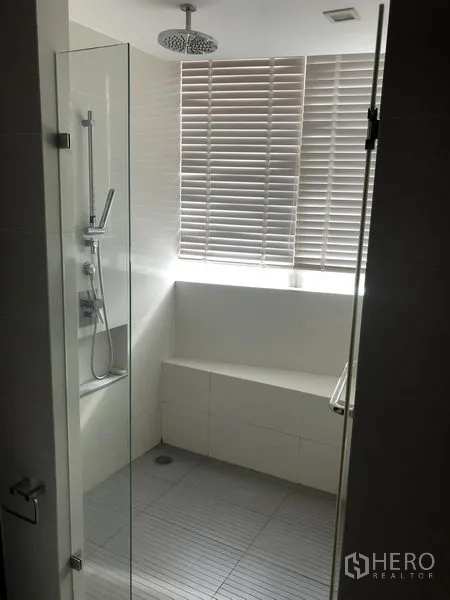 คอนโด ให้เช่าในKhlong Toei, Bangkok - ห้องน้ำพร้อมตู้กระจกอาบน้ำ ฝักบัวเรนชาวเวอร์ และที่นั่งติดหน้าต่าง