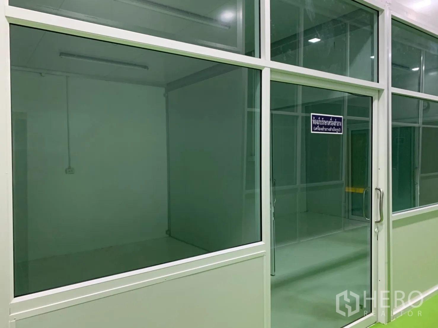 โรงงาน for rent in Khlong Luang, Pathum Thani - ห้องทำงานปิดล้อมด้วยผนังกระจกและประตูบานเลื่อน