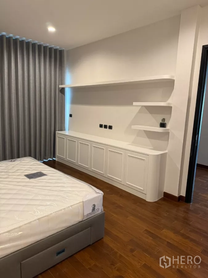 独立式住宅 出租在Bang Phli, Samut Prakan - 卧室内悬浮层板与长条柜