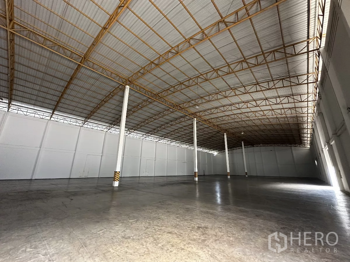 คลังสินค้า ให้เช่าในPhra Nakhon Si Ayutthaya - ภายในโกดังโล่ง เพดานโค้งสูง โครงเหล็ก ผนังสีขาว และพื้นคอนกรีตขัดมัน