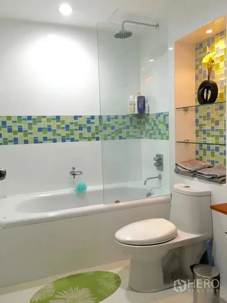 คอนโด ให้เช่าในPathum Wan, Bangkok - ห้องน้ำพร้อมอ่างอาบน้ำ ฉากกั้นกระจก ฝักบัวเรนชาวเวอร์ โถสุขภัณฑ์ และผนังโมเสก